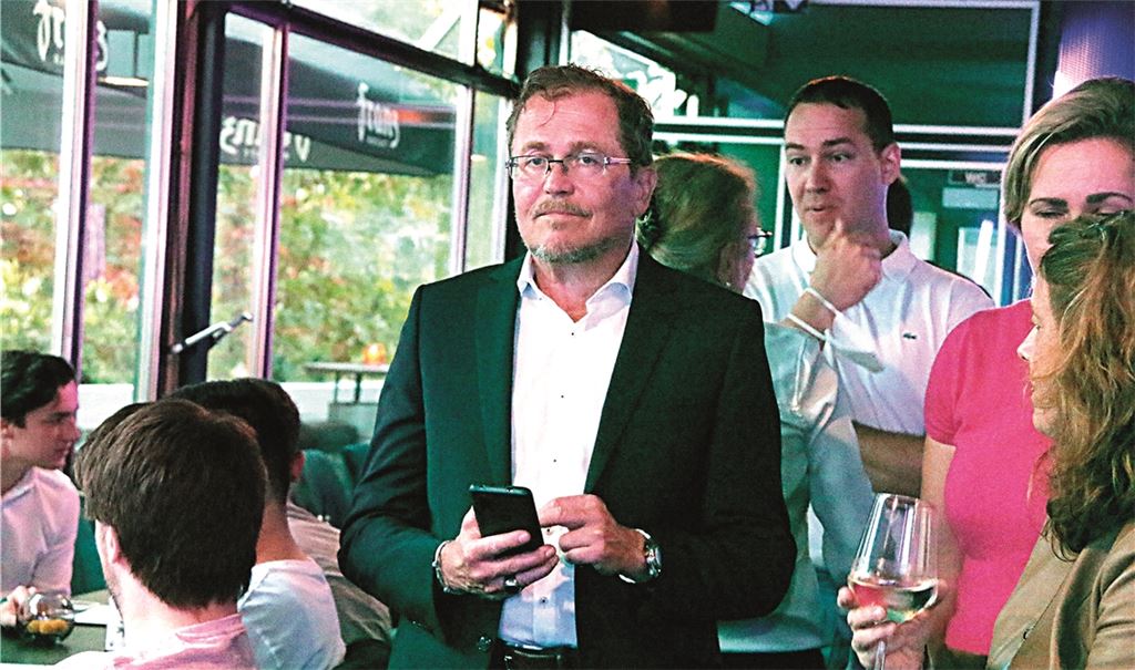 Kleine Wahl-Nachlese in Bildern (v. oben nach unten): Rainer Semet (FDP) und Stephanie Aeffner (Grüne) während der Veröffentlichung der ersten Ergebnisse und Gunther Krichbaum mit Ehefrau Oana auf dem Weg zum CDU-Treffpunkt in einer Pforzheimer Weinbar, wo er einerseits die Verteidigung seines Direktmandats feiern kann, andererseits aber auch die schmerzhafte Niederlage der Union auf Bundesebene verdauen muss, sowie Fraktionsvizin Katja Mast bei der Stimmabgabe für die erfolgreiche SPD. Fotos: p, Fotomoment, Wacker