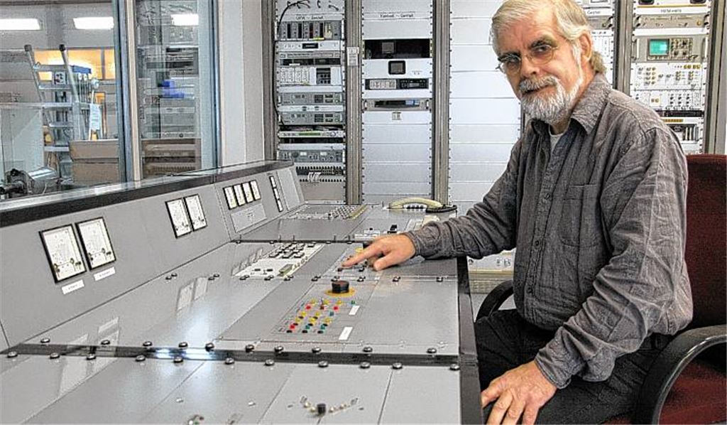 Kleiner Knopfdruck mit großer Wirkung: Mit einem Finger wird Johannes Regniet, Cheftechniker der SWR-Sendeanlage in Mühlacker, die Mittelwelle am Sonntag nach den 23-Uhr-Nachrichten im Kontrollraum ausschalten. Dann ist die Ära des Senders, dessen Leistung der Stärke von tausend 100-Watt-Glühbirnen entspricht, zu Ende. 
