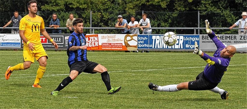 Kleinigkeiten verhindern den Erfolg, oder wie hier Torhüter Raffaele Akessandro vom SV Freudental (re.) gegen Illingens Fabio Tricarico (Mitte). Foto: Bürkle