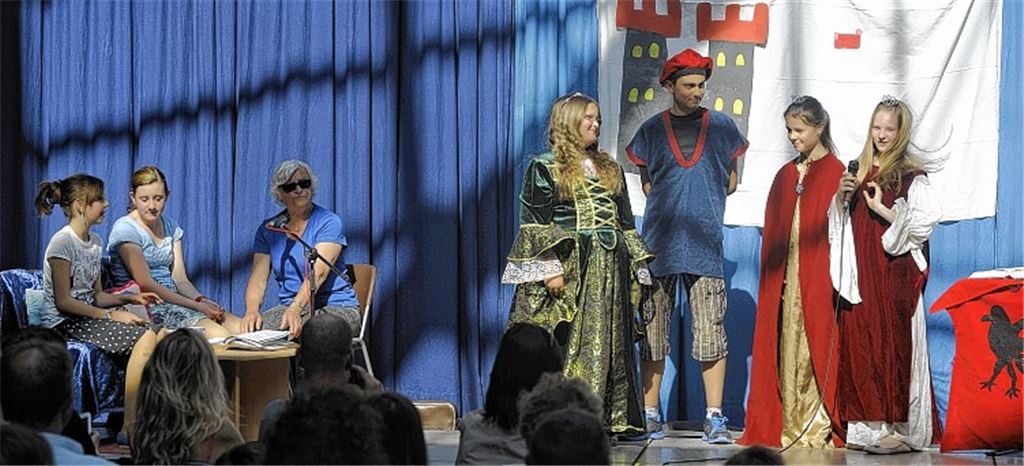 Kleinkunstabend in der Mörike-Realschule Mühlacker: Die Theater-AG präsentiert das selbst verfasste Stück „Ein fast perfekter Mord“.