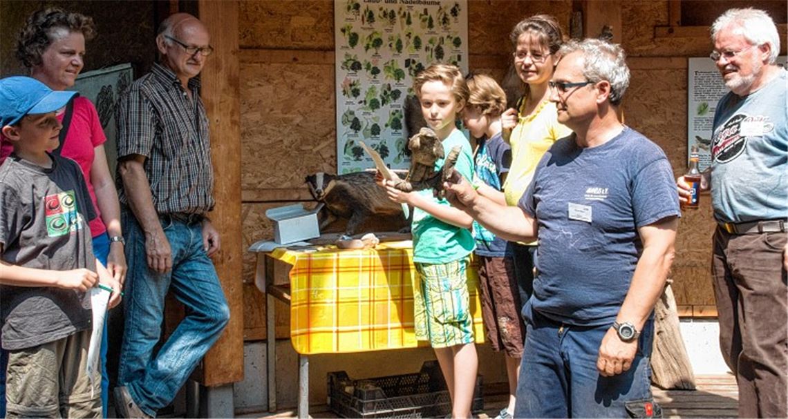 Klemens Köberle (2.v.re.) testet das Besucherwissen.