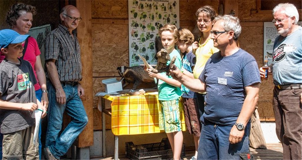 Klemens Köberle (2.v.re.) testet das Besucherwissen.