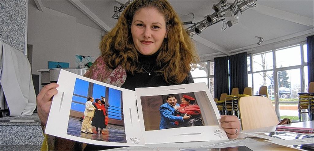 Kleopatra Papatheologou zeigt im Pavillon der Musikschule Gutmann, wo sie in Zukunft unterrichten möchte, Bilder, die bei einer Frankreich-Tournee entstanden sind.