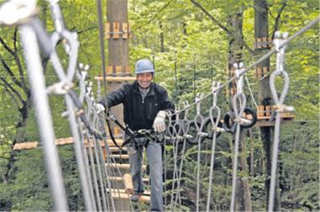 Klettermaxe: Gemeinderat Uwe Adam turnt durch den Wald und hat sichtlich Spaß daran. Fotos: Hansen