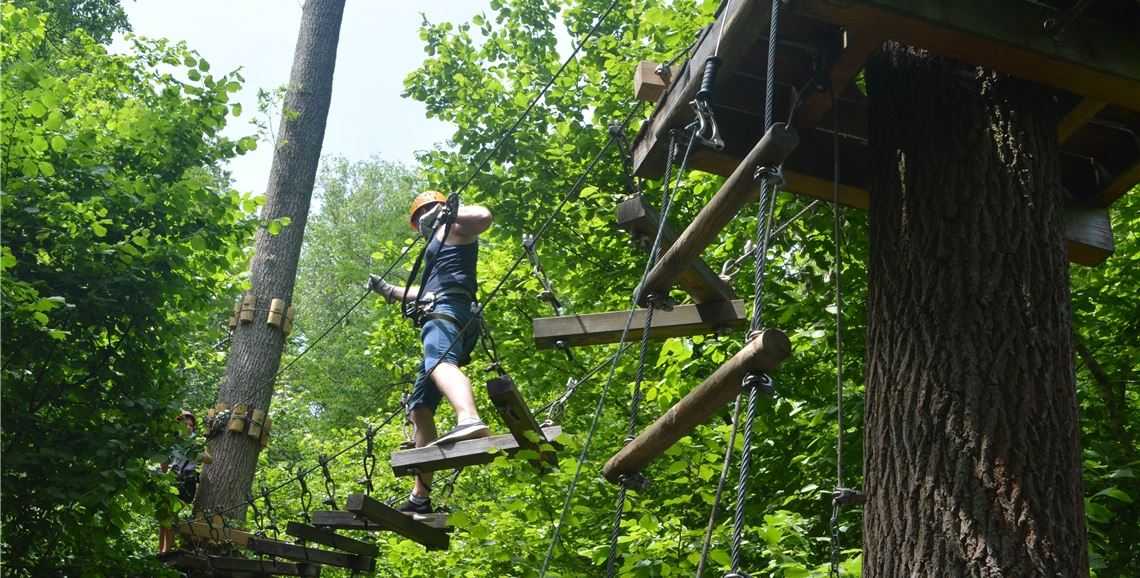 Kletterwald profitiert von früher Öffnung Kletterpark-Besucher können zwischen zehn Parcours mit 130 Übungen auswählen. Foto: Stahlfeld