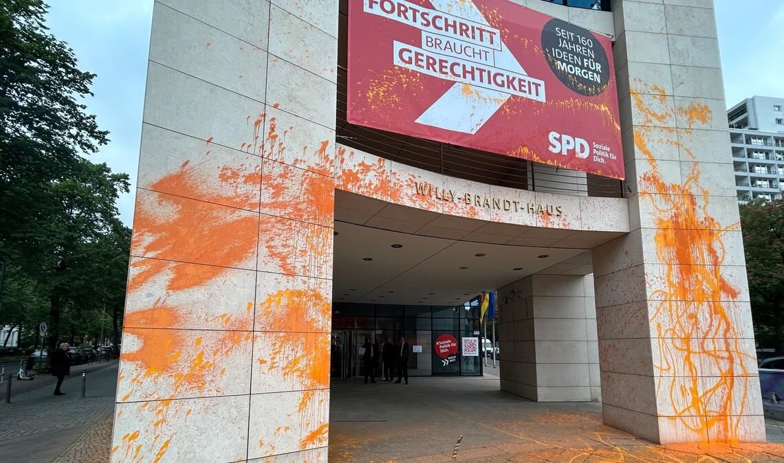 Klimaaktivisten haben die SPD-Zentrale in Berlin mit Farbe beschmiert.