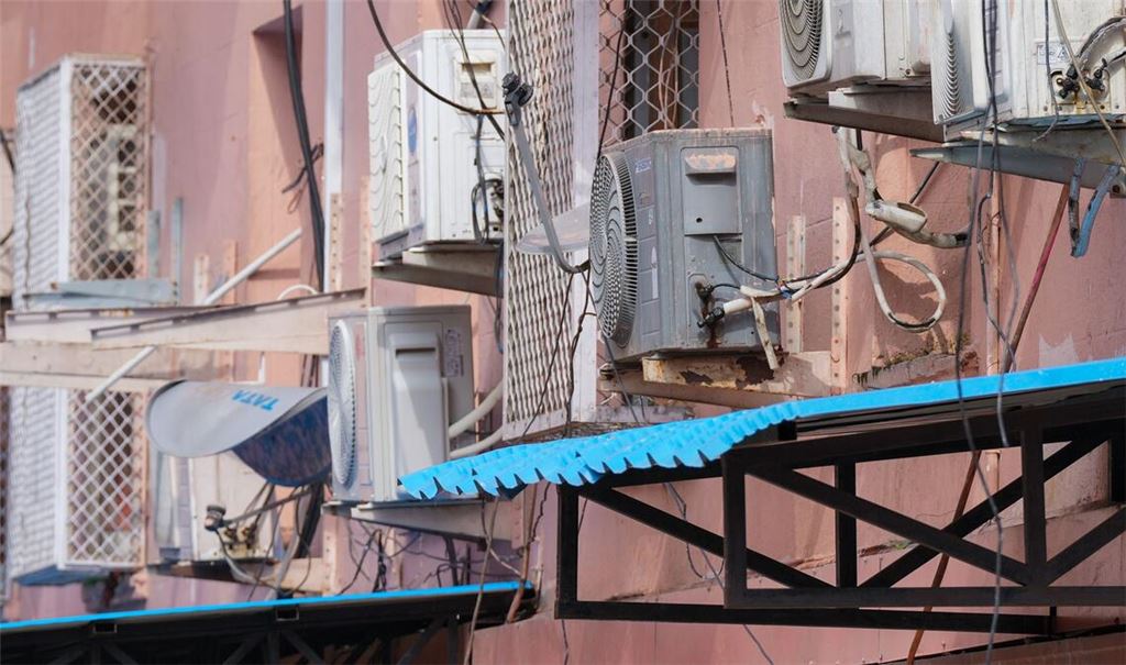 Klimaanlagen an der Hauswand des Wirtschaftsministeriums in Neu Delhi.