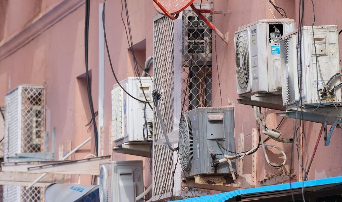Klimaanlagen sind an der Hauswand des Wirtschaftsministeriums in der indischen Hauptstadt Neu-Delhi angebracht.