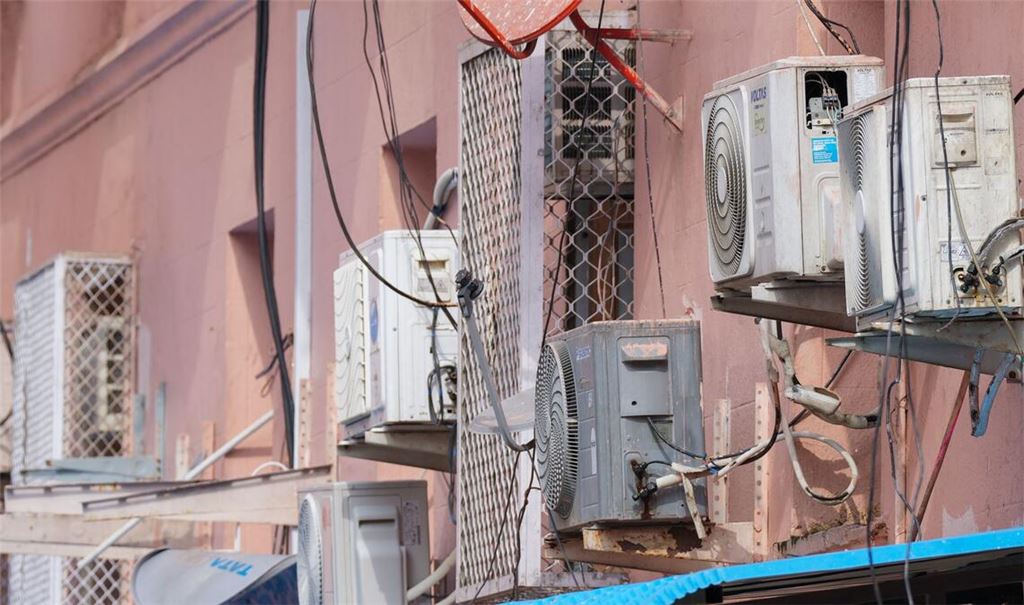 Klimaanlagen sind an der Hauswand des Wirtschaftsministeriums in der indischen Hauptstadt Neu-Delhi angebracht.