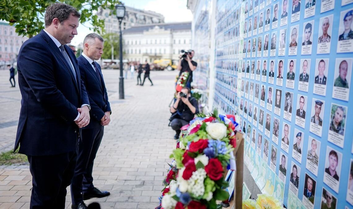 Vizekanzler Klingbeil sondiert in Kiew Sicherheitsgarantien Klingbeil erinnert an gefallene ukrainische Soldaten.