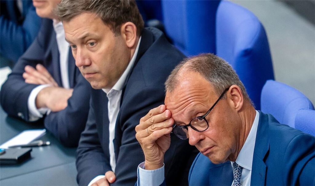 Klingbeil (m.) und Merz (r.) sind sich nicht einig. (Archivbild)