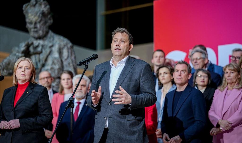 Klingbeil versammelt seine Truppen hinter sich.