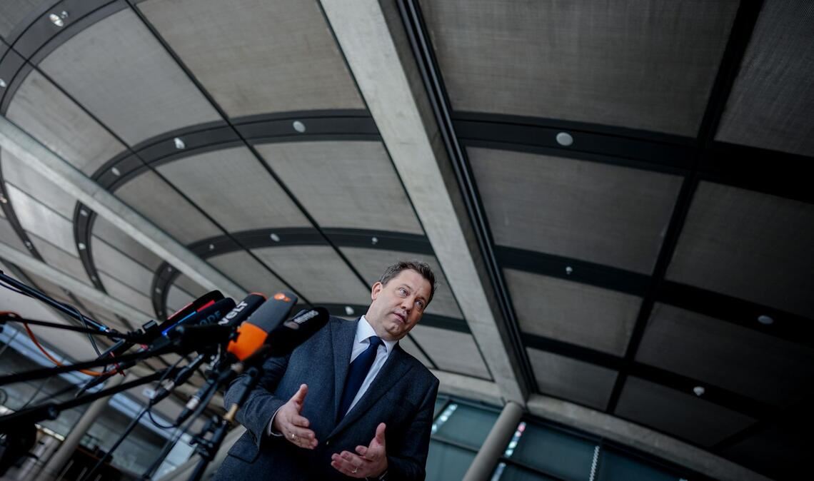 Klingbeil vor der Sitzung: Pressestatement im Berliner Bundestag zur privaten Altersvorsorge