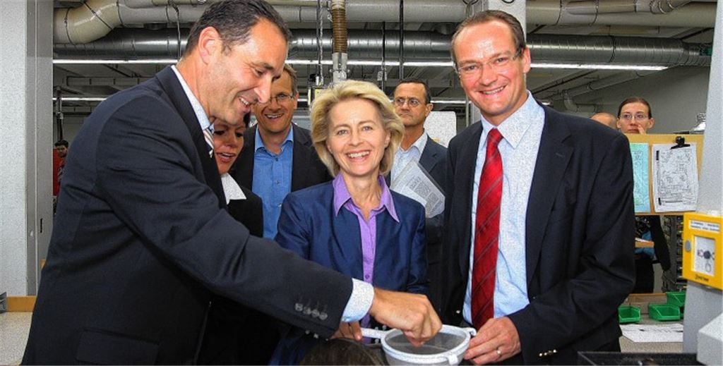 Klingel-Geschäftsführer Ralf Petrawitz (li.) mit Ministerin Ursula von der Leyen und dem CDU-Bundestagsabgeordneten Gunther Krichbaum. Foto: Wacker