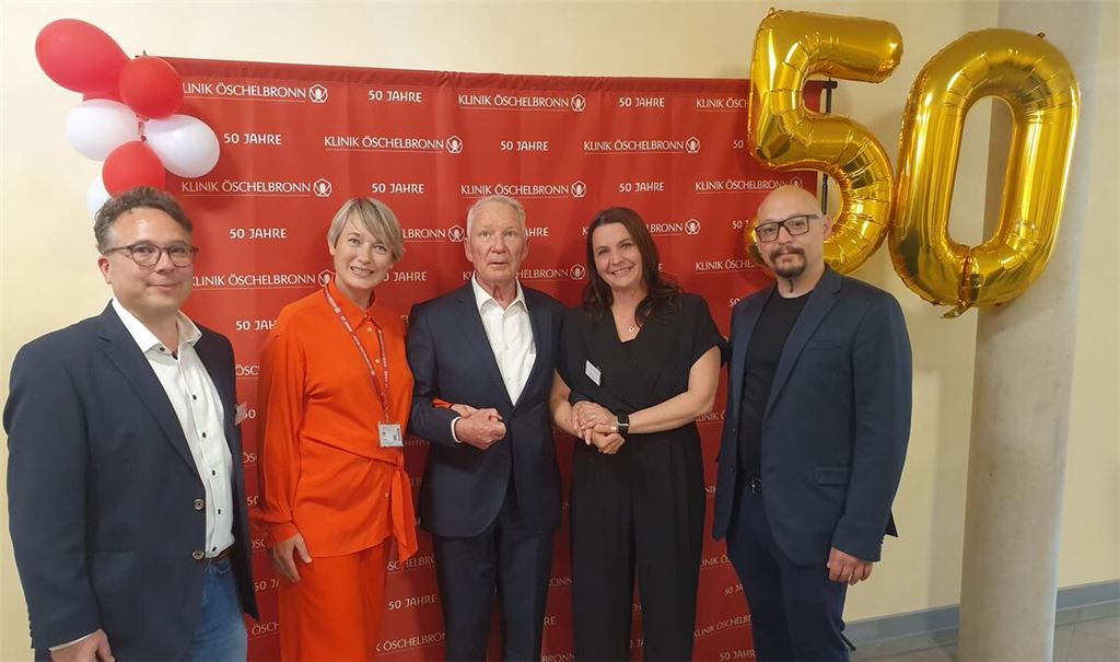 Kliniken-Gründer Dr. Hans Broder von Laue (Mitte) feiert nicht nur das Jubiläum der Klinik Öschelbronn, sondern auch seinen 88. Geburtstag, zu dem ihm Pflegedirektor Tobias Malok, Geschäftsführerin Maria Wert, Verwaltungsdirektorin Nicki Erb und Chefarzt Deniz Gencer (v. li.) gratulieren. Fotos: Schröder