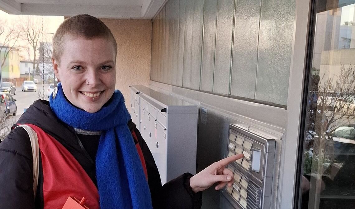 Klinke putzen vor der Landtagswahl:  Kim Sophie Bohnen setzt auf Haustürwahlkampf – wie hier in Heidelberg.