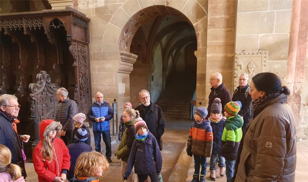 Kloster-Führerin Verena Sorce (re.) zeigt den Teilnehmern das Chorgestühl, in dem die Mönche auch während der Nacht beten mussten.Fotos: Schröder