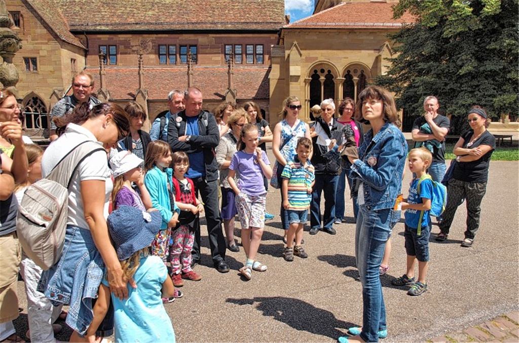 Klosterführerin Sonja Hagenlocher berichtet über die Entstehung des Klosters und das Leben der Mönche und Laien. Foto: Appich