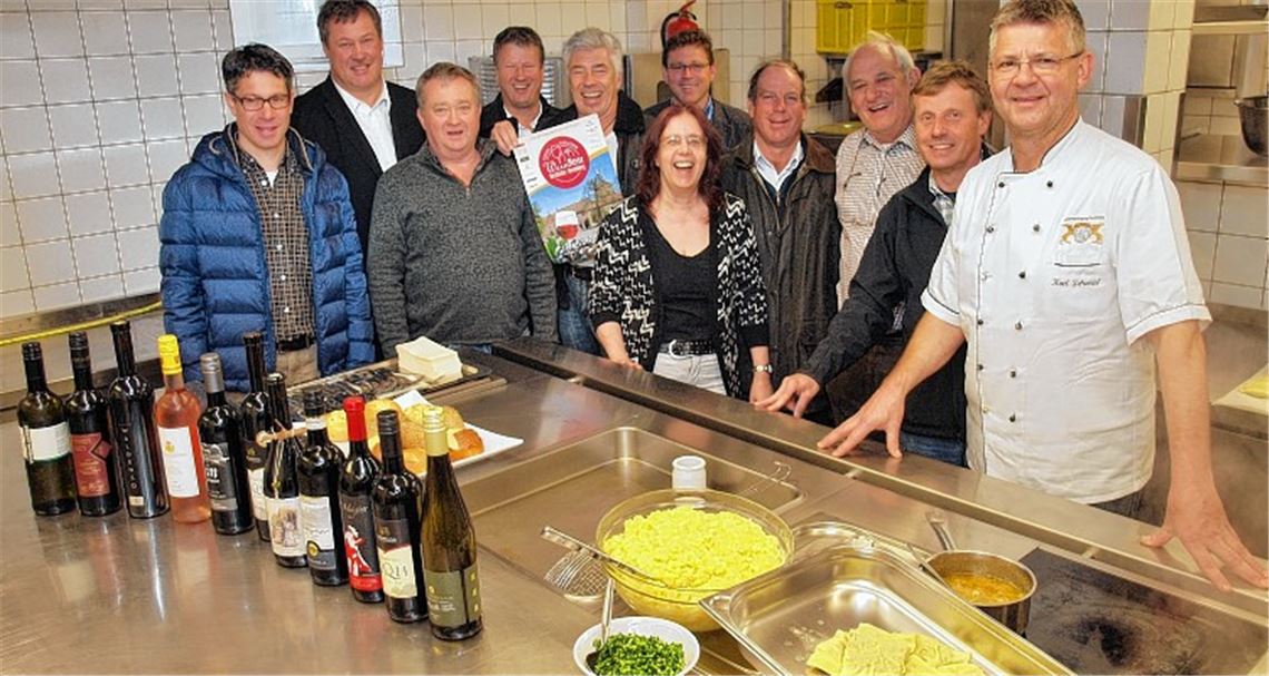 Klosterpost-Gastronom Karl Schempf (re.) und die Vertreter der Weingüter und Genossenschaften präsentieren Rebensaft und Maultaschen. Foto: Appich