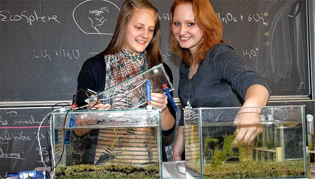 Kluge Köpfe experimentieren: Svenja Goll (re.) und Manuela Becker stellen mit einer aufwendigen Testreihe die Theorie der Effektiven Mikroorganismen auf die Probe. 
