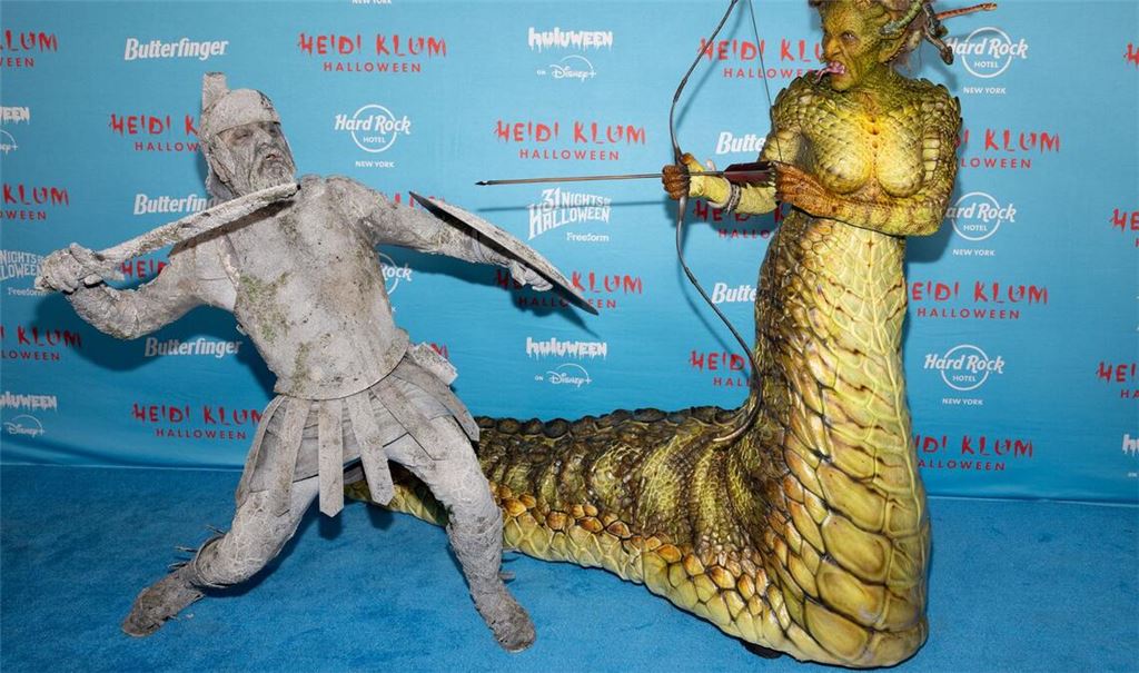Klum erscheint als Medusa, ihr Mann als versteinerter griechischer Soldat.