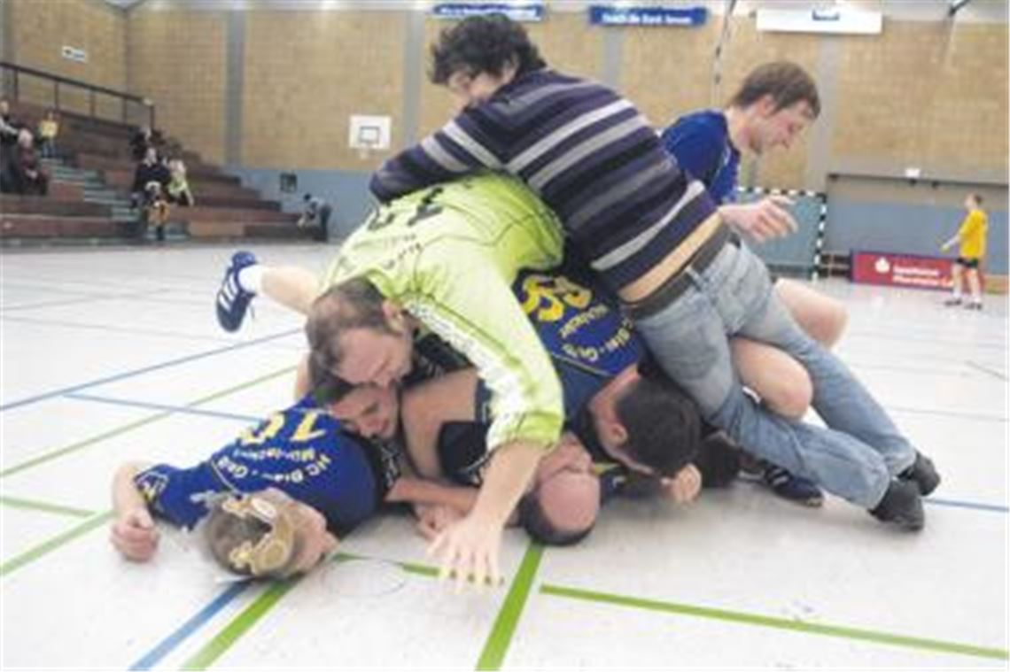Knäuel aus verschwitzten Körpern: Die blau-gelbe Truppe ist nach dem vollendeten Meisterstück nicht mehr zu bändigen. Foto: Fotomoment