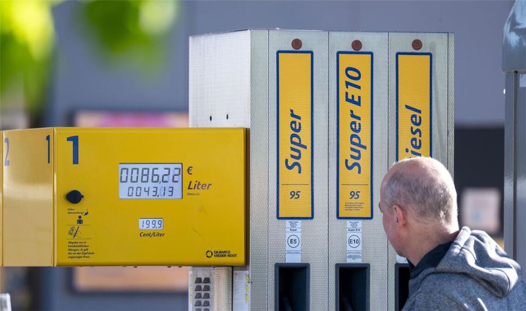 Knapp 17 Cent sank die Steuer auf Benzin und Diesel zum Maianfang. Komplett ist dies bisher nicht bei den Autofahrern angekommen.