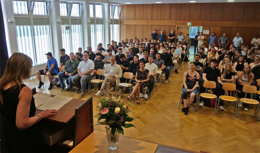 Knapp 180 Absolventen werden von Uta Talke-Trübenbach, Rektorin der Beruflichen Schule Mühlacker, auf ihren weiteren Lebensweg verabschiedet. Foto: Friedrich