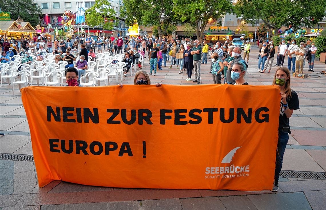 Knapp 200 Teilnehmer an der Demonstration in Pforzheim wehren sich gegen eine Abschottung Europas gegenüber Flüchtlingen.Friedrich