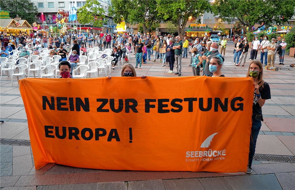 Knapp 200 Teilnehmer an der Demonstration in Pforzheim wehren sich gegen eine Abschottung Europas gegenüber Flüchtlingen.Friedrich