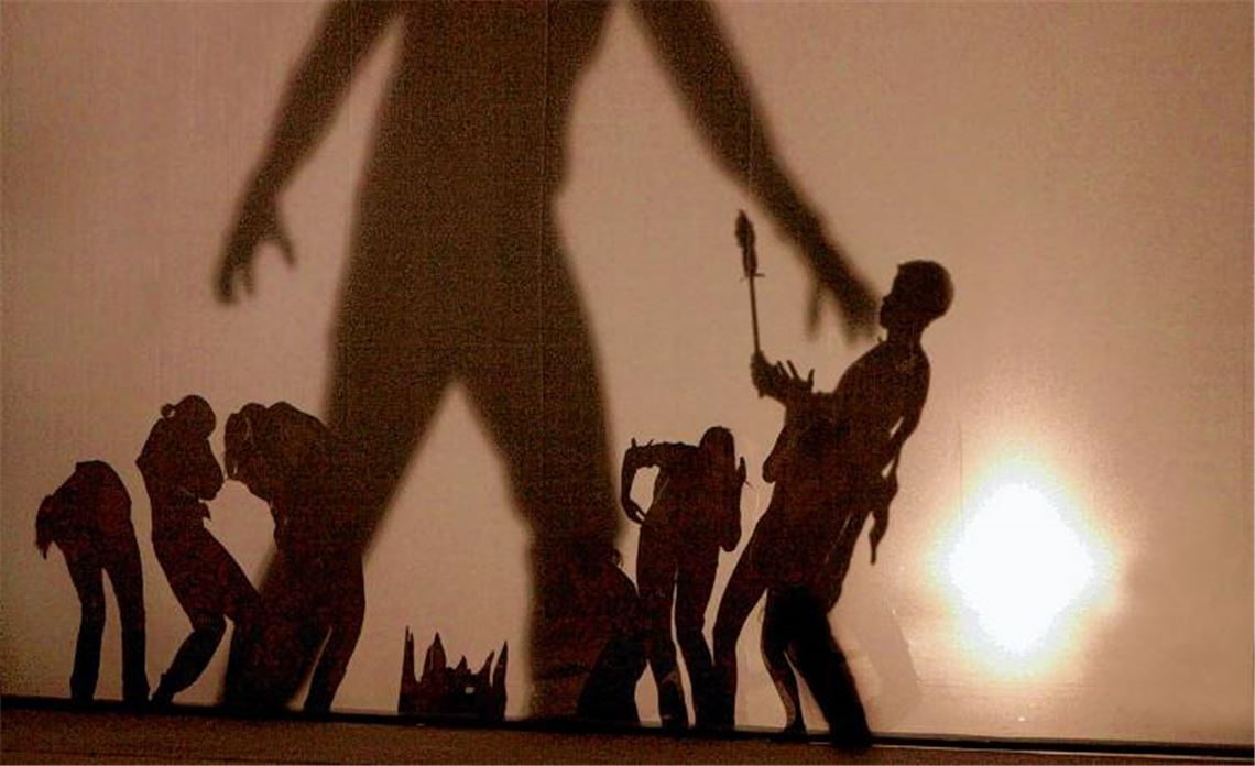 Knapp 40 Jungen und Mädchen nehmen an der diesjährigen „Stage Enter“-Produktion des Theaters Pforzheim teil, sei es als Darsteller, Tänzer oder hinter der Bühne als Helfer. Gemeinsam haben sie in wochenlanger Arbeit unter Regie von Schauspieler Markus Löchner das Stück „Eine Odyssee“ erarbeitet. Zu sehen ist es noch zweimal: Am morgigen Donnerstag, 10. Mai, 11 Uhr, sowie zum letzten Mal am Samstag, 12. Mai, um 19.30 Uhr, jeweils im Großen Haus.