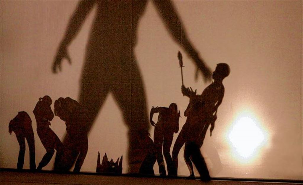 Knapp 40 Jungen und Mädchen nehmen an der diesjährigen „Stage Enter“-Produktion des Theaters Pforzheim teil, sei es als Darsteller, Tänzer oder hinter der Bühne als Helfer. Gemeinsam haben sie in wochenlanger Arbeit unter Regie von Schauspieler Markus Löchner das Stück „Eine Odyssee“ erarbeitet. Zu sehen ist es noch zweimal: Am morgigen Donnerstag, 10. Mai, 11 Uhr, sowie zum letzten Mal am Samstag, 12. Mai, um 19.30 Uhr, jeweils im Großen Haus.