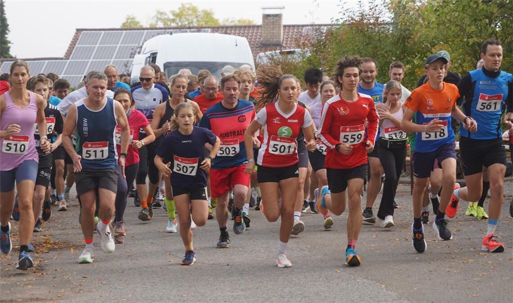 Knapp 60 Läufer gehen am Samstagvormittag bei der Distanz über fünf Kilometer an den Start, um auf einer idyllischen Strecke durch den Wald zu laufen. Fotos: Roller