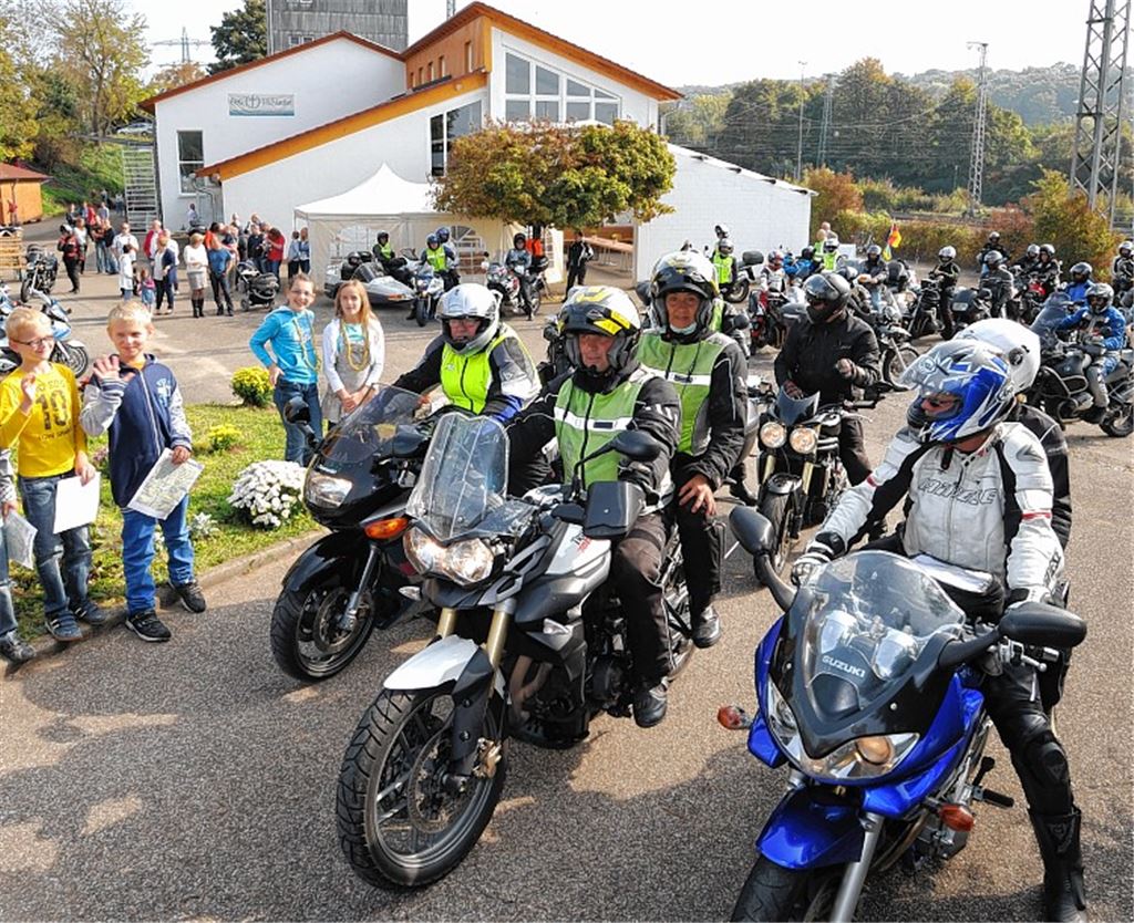 Knapp 60 Motorradfahrer starten zu einer gemeinsamen Ausfahrt.