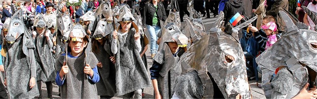 Knapp 90 Gruppen – hier als Esel kostümierte Roßwager Kinder – beteiligen sich am Montag am traditionellen Umzug zum Vaihinger Maientag.Archivfoto: Kollros