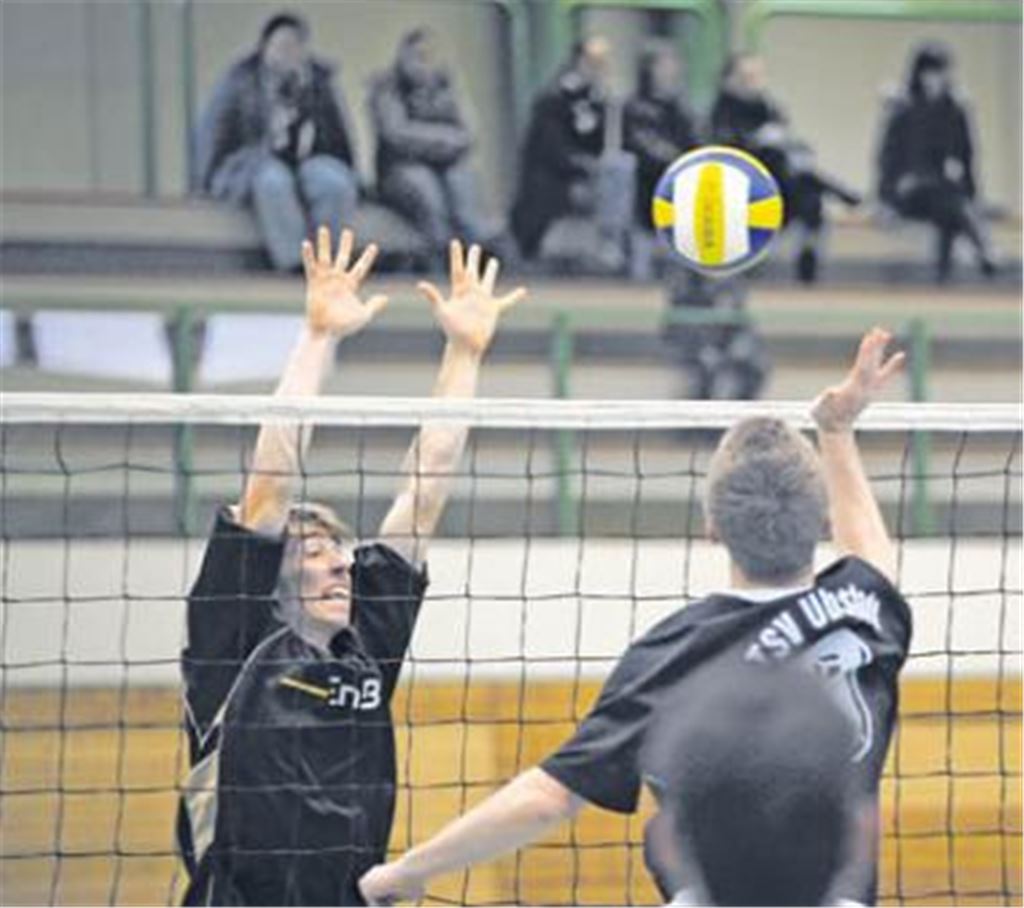 Knapp aber dennoch verloren  Knittlingens Volleyballer strecken sich gegen Spitzenreiter Ubstadt II am Ende vergeblich. Foto: Fotomoment