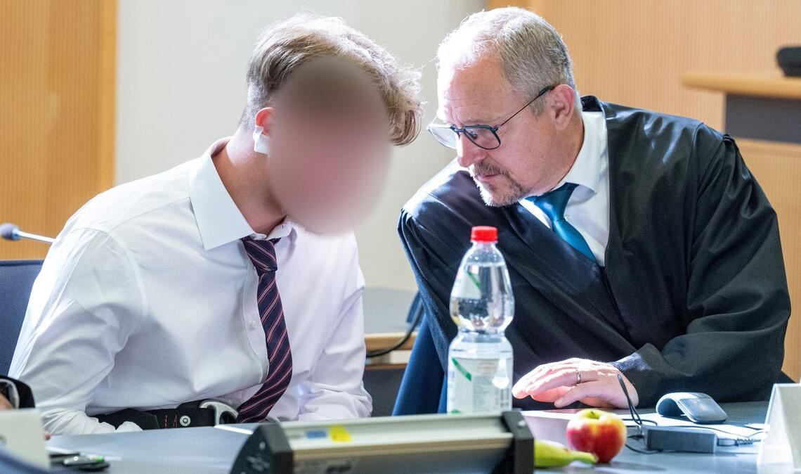 Knapp ein Jahr nach einem Axtangriff in einem ICE in Niederbayern hat der Prozess gegen den beschuldigten 21-jährigen Syrer begonnen.