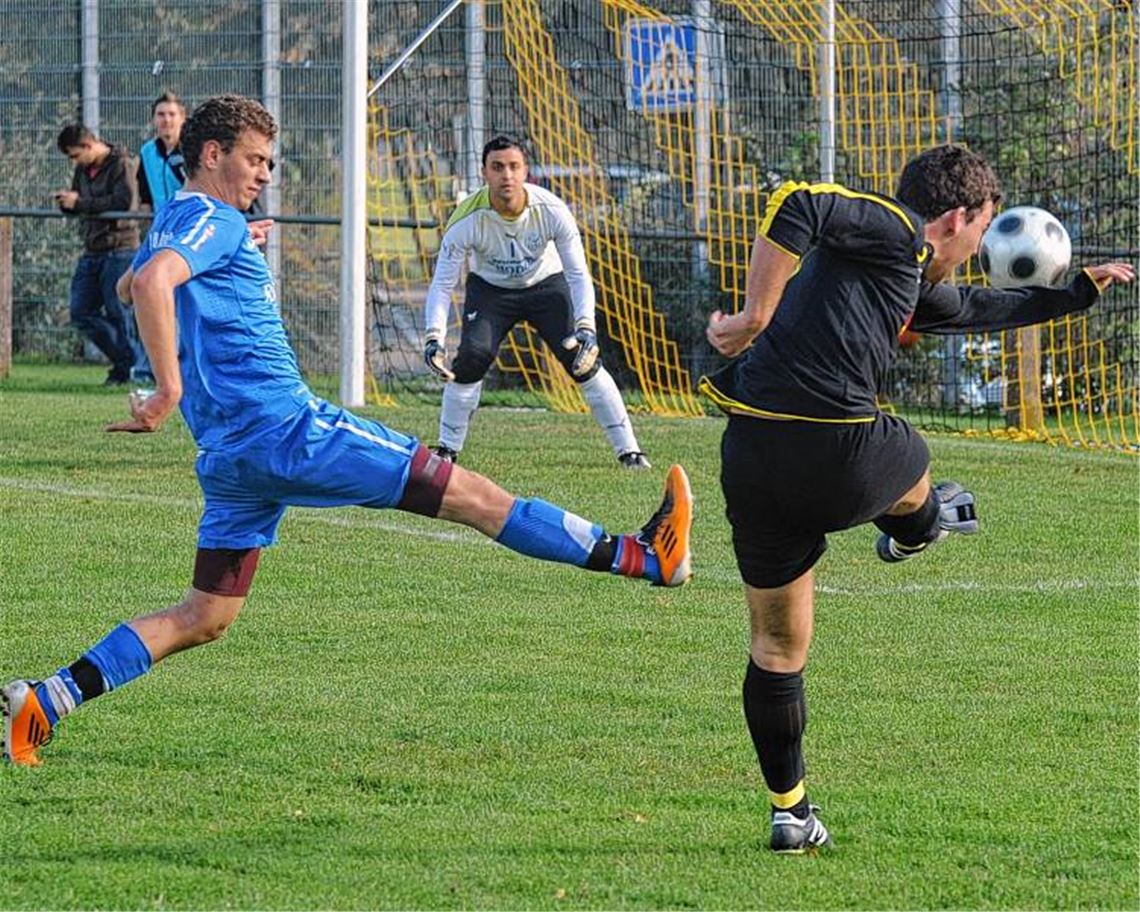 Knapper 1:0-Erfolg: Die Fvgg 08 Mühlacker (blaue Trikots) musste sich beim Hinspiel in Lienzingen ganz schön strecken, um nach 90 Minuten als Sieger vom Platz zu gehen. Archivfoto: Fotomoment
