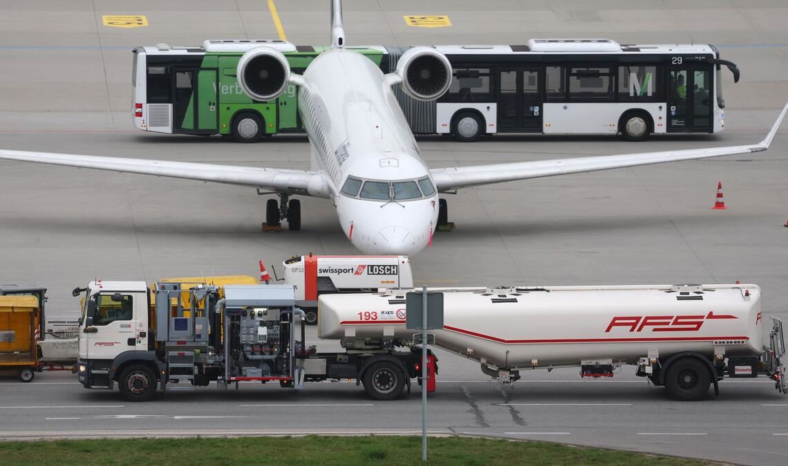 Knappheit bei Kerosin könnte das Fliegen teurer machen.