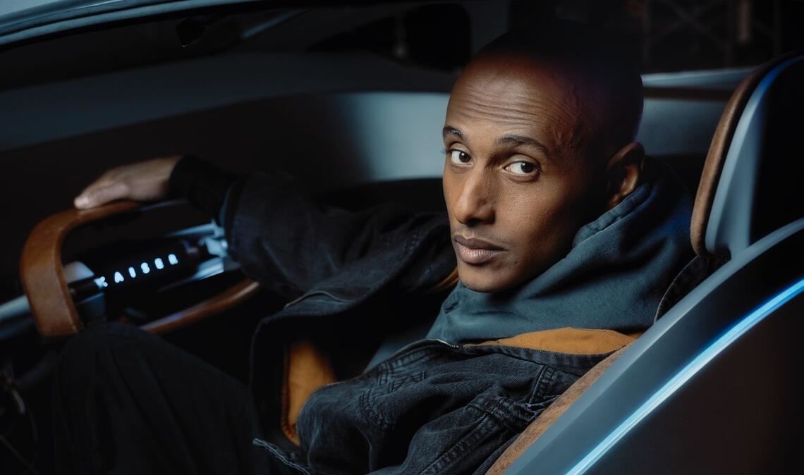 Knight Rider 2.0? Teddy Teclebrhan als Autodieb in dem Prime-Original-Film „The Prototype“