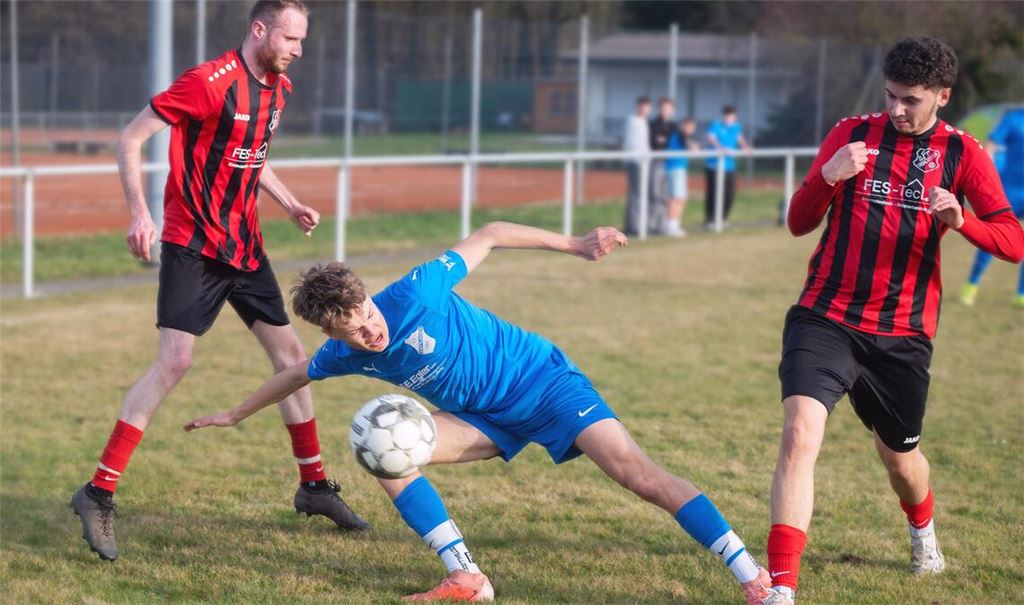 Knittlingen (blau) und die Sportfreunden schenken sich nichts.Foto: