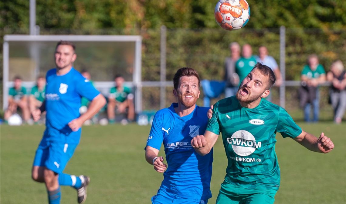 Knittlingen (blaue Trikots) und Zaisersweiher liefern den Fans Spannung. Foto: Fotomoment