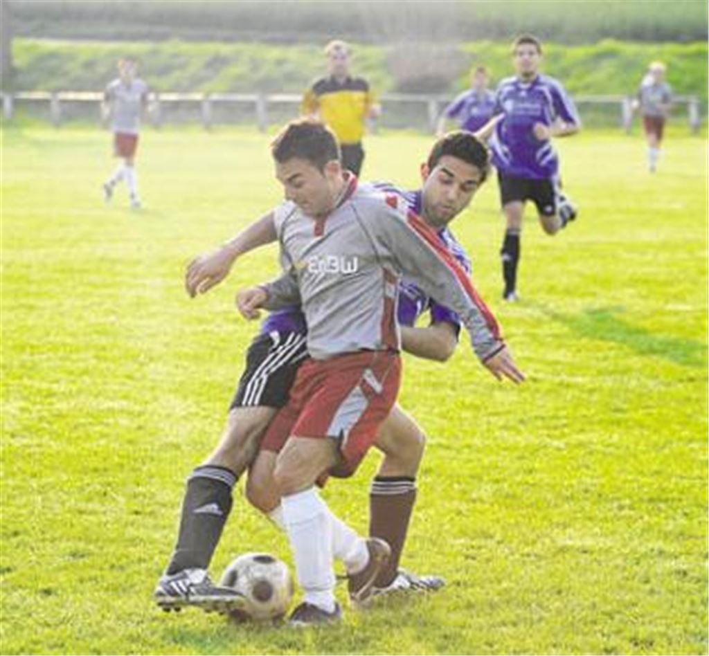 Knittlingen (grau) liefert sich mit Enzberg ein Derby mit vielen Hakeleien. Foto: Fotomoment