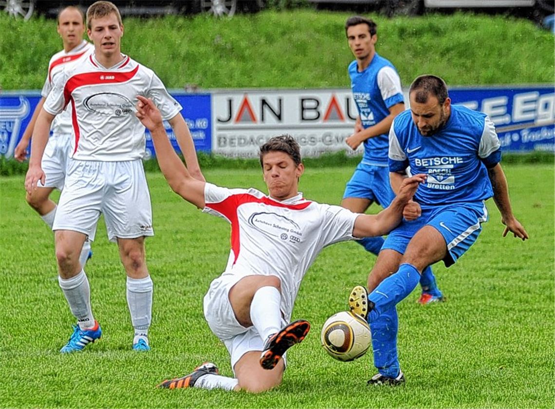 Knittlingen (in Blau) kämpft sich gegen gut gestaffelte Ölbronn-Dürrner zum Sieg. Foto: Fotomoment
