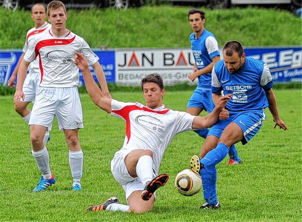 Knittlingen (in Blau) kämpft sich gegen gut gestaffelte Ölbronn-Dürrner zum Sieg. Foto: Fotomoment