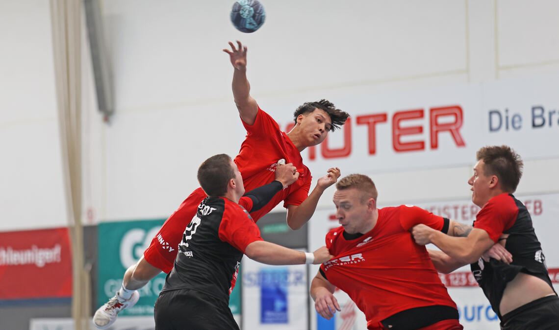 Knittlingen (in Rot) muss im Heimspiel dringend Punkte sammeln.