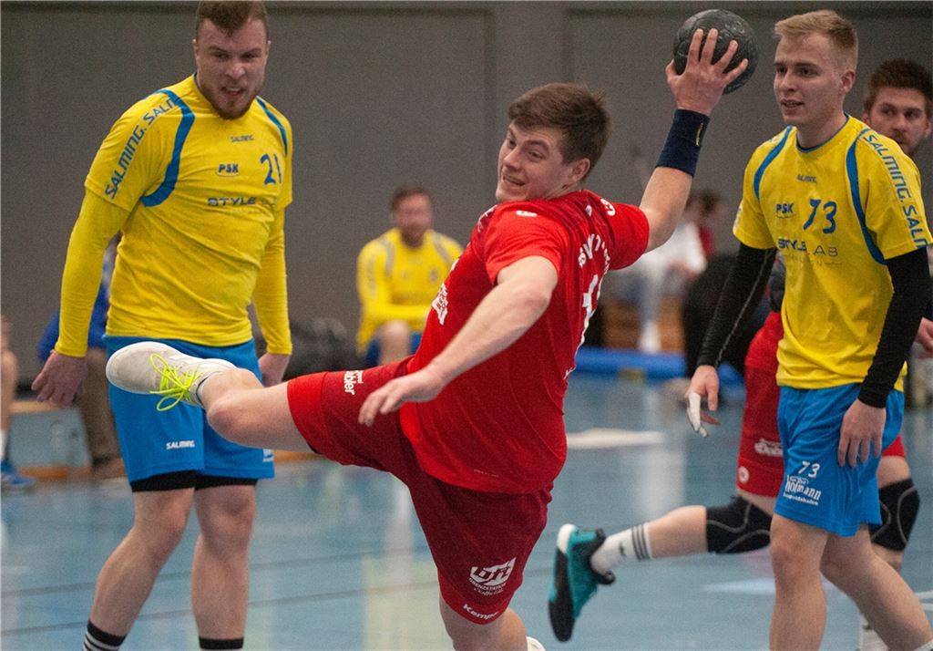 Knittlingen kommt frei am Kreis zum Abschluss – anfangs brachten die Gastgeber jedoch viele Bälle nicht im Tor unter. Foto: Fotomoment.