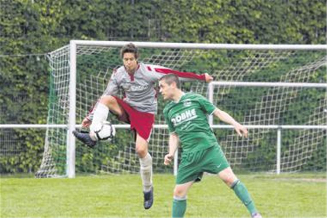 Knittlingen (mit Jeff Reichstetter am Ball) erlebt in Niefern ein weiteres Debakel.
Foto: Eigner