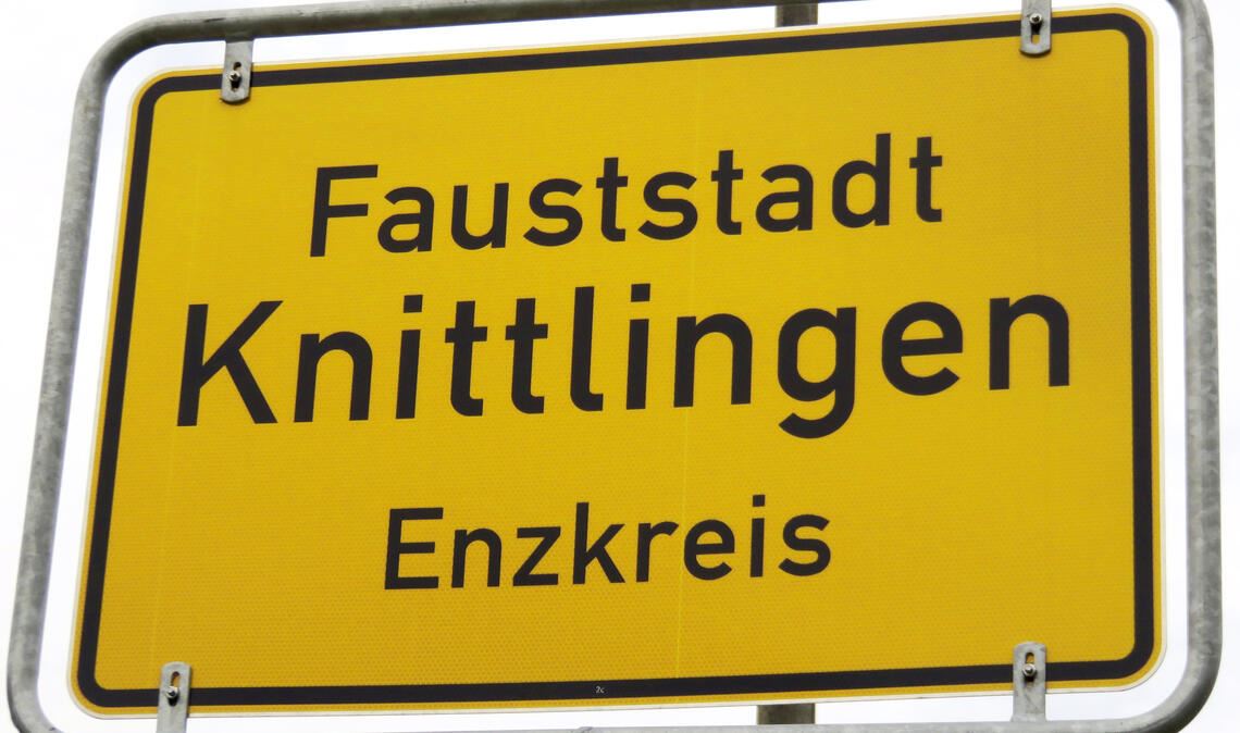 Knittlingen und der Enzkreis – auf dem Ortsschild stehen sie ganz eng beieinander. Politisch knirscht es gerade aber gewaltig. Foto: Becker