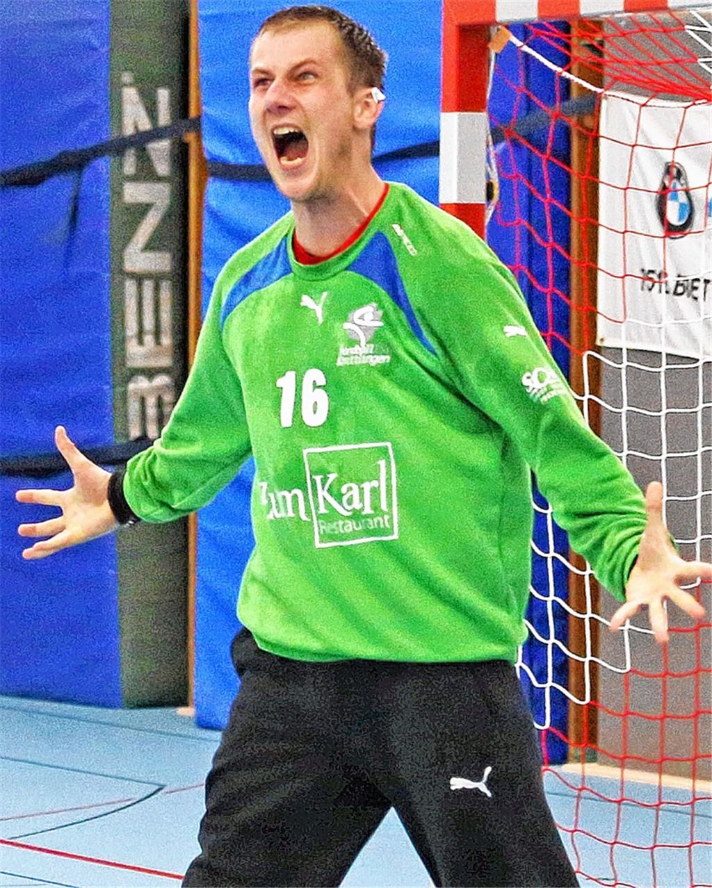 Knittlingens Benjamin Kraus hält vier Siebenmeter und lässt die Neuenbürger Angreifer auch sonst verzweifeln.